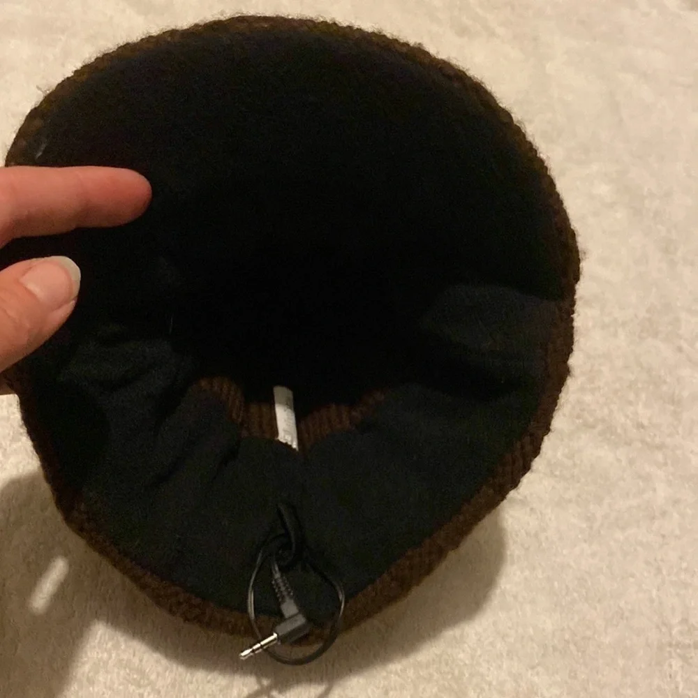 Roxy knit hat with headphones​​​​ - Picture 3 of 7